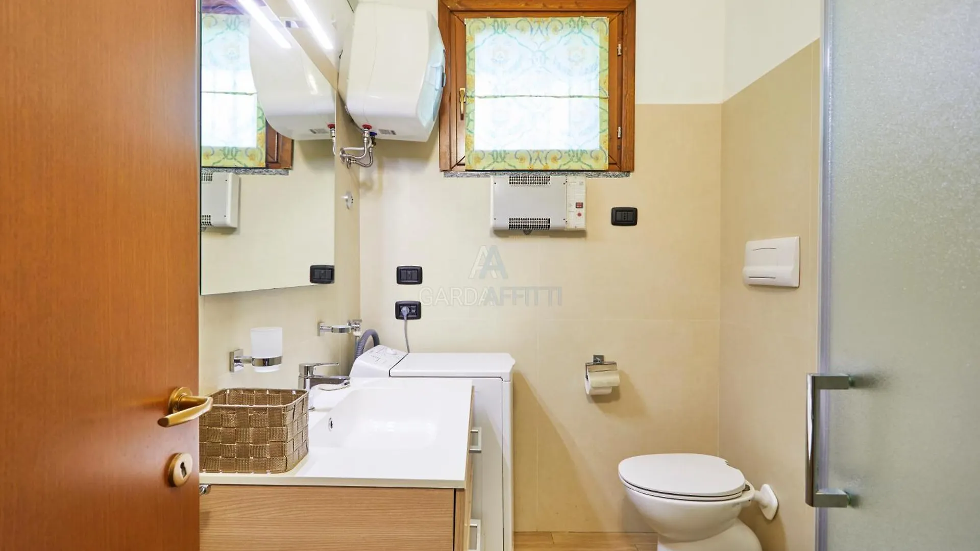 Praga Apartment - Relax In Piscina A Sirmione Italy
